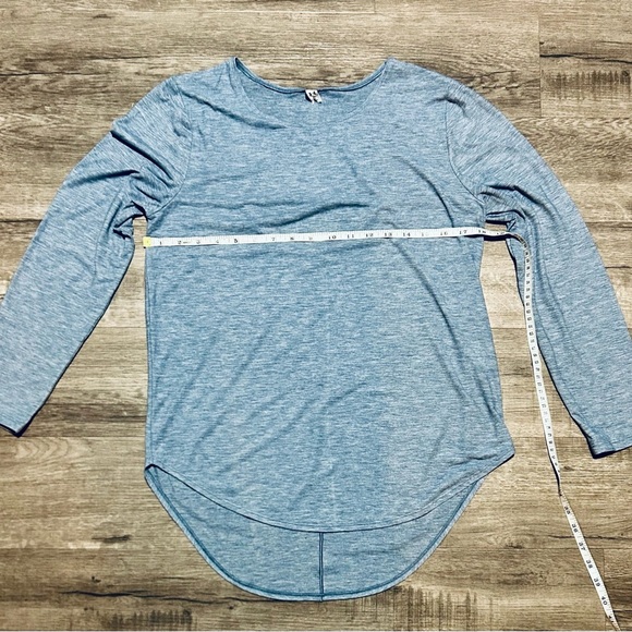 Size Small Women’s Under Armour Long Sleeve - Picture 2 of 4